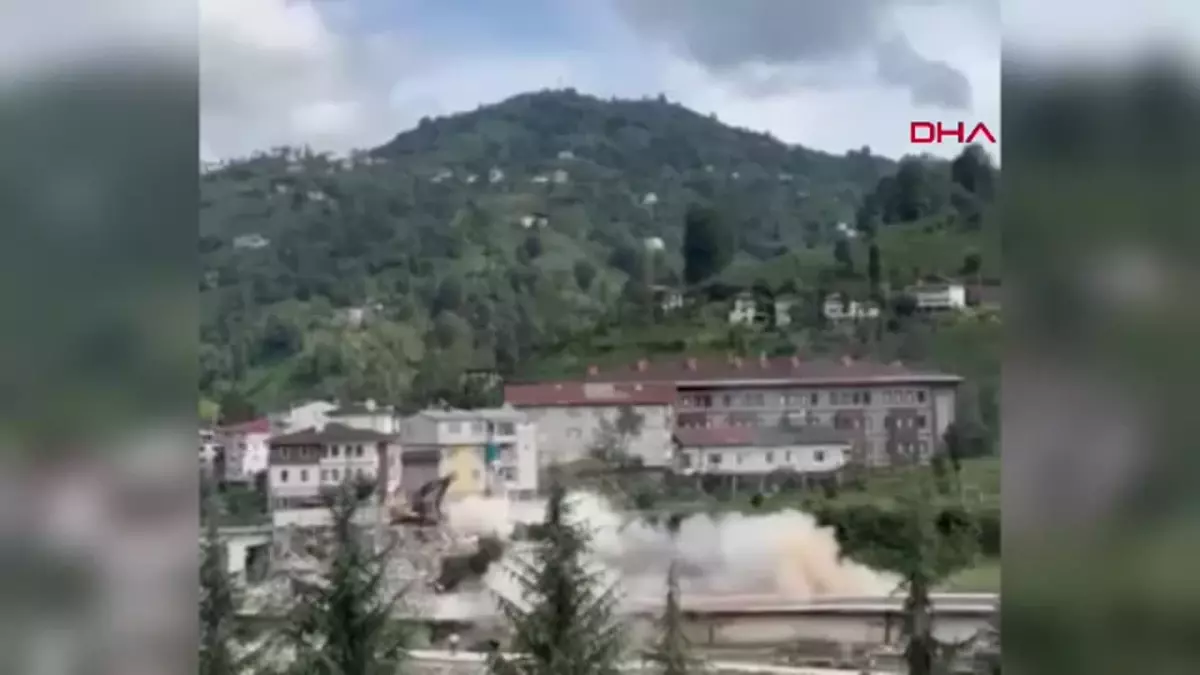 Köprübaşı Camisi Minaresi Yıkıldı