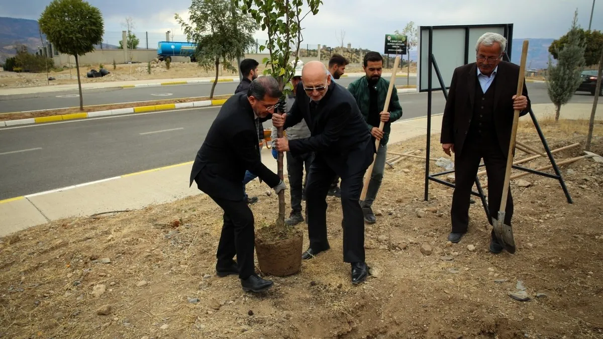 Şırnak’ta Yeşil bir çevre için 1400 fidan kampüs bahçesinde toprakla buluştu